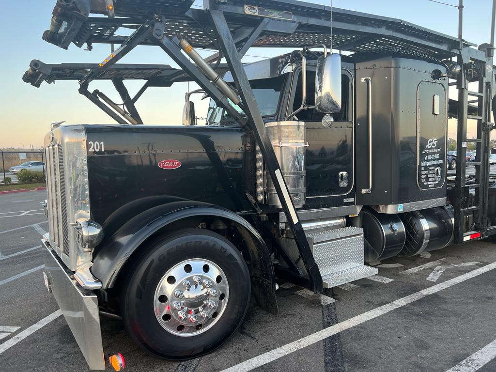 Inoperable Vehicle Hauling Redcan Logistics
